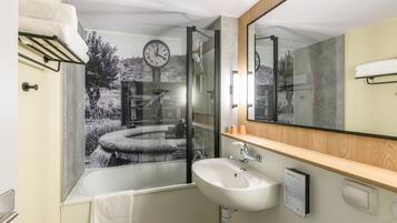 Kombinert dusj/badekar, miljøvennlige toalettsaker, hårføner og håndklær