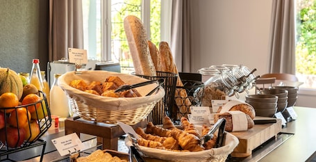 Petit déjeuner buffet servi tous les jours en supplément. Campanile NATURE - Niort Est La Crèche