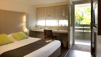 Rom – standard, 1 dobbeltseng | Sengetøy av topp kvalitet, skrivebord, blendingsgardiner og lydisolert