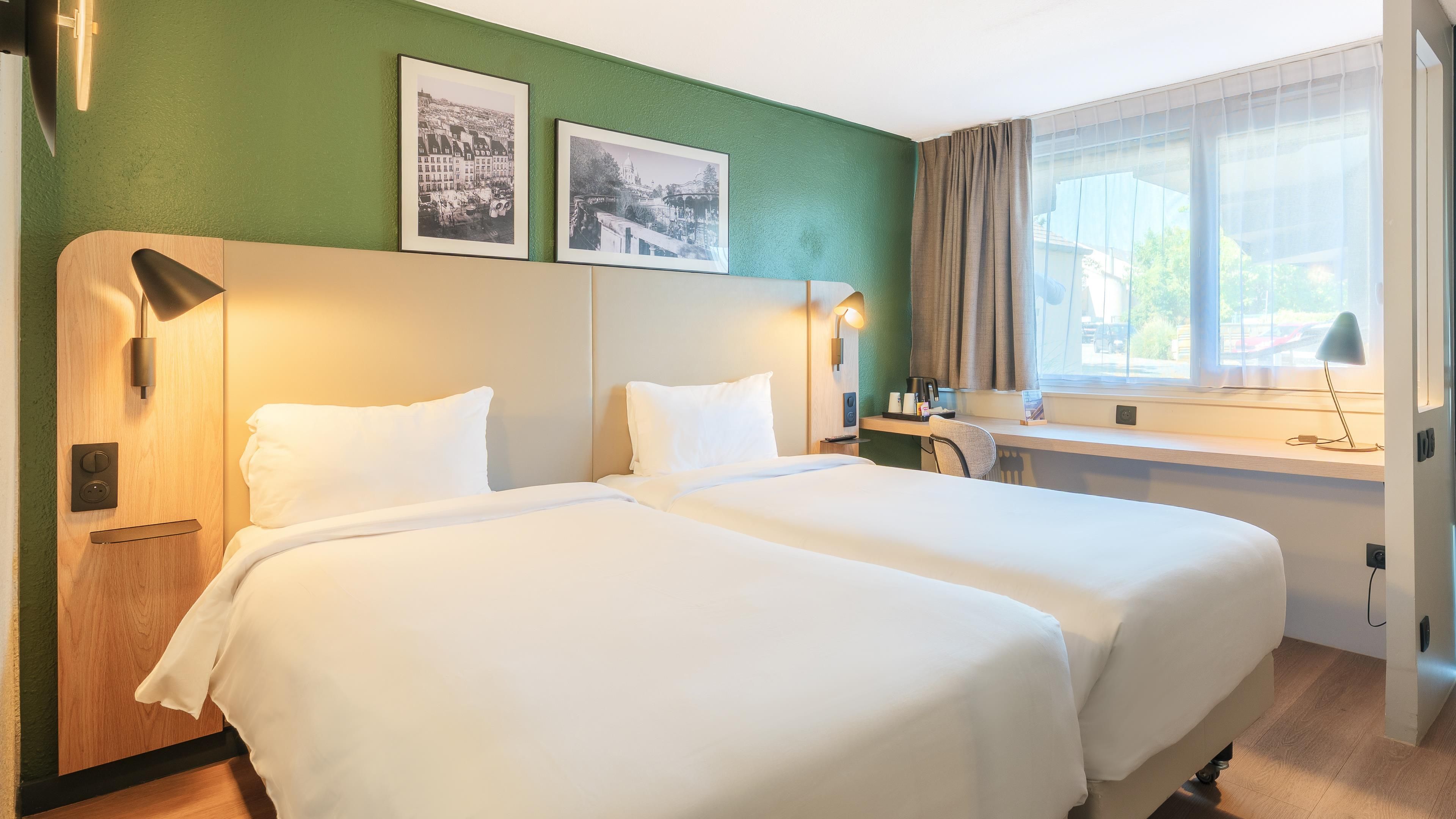 Habitación estándar, 2 camas individuales | Ropa de cama de alta calidad, escritorio y cortinas blackout 