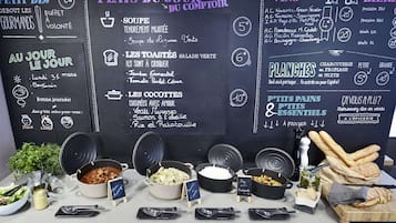 Se sirven desayunos, almuerzos y cenas; cocina regional