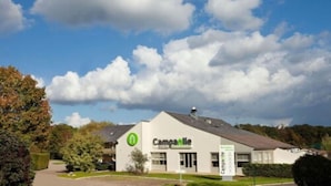 A building with a sign reading "Camparie." - Campanile NATURE - Saint-Germain-en-Laye (Saint-Germain-en-Laye)