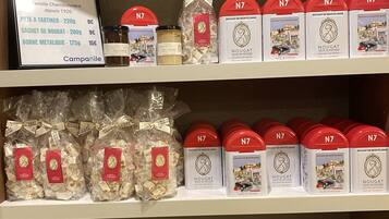 Estantes repletos de diversos productos alimenticios, incluyendo botes de nougat y aperitivos envasados.