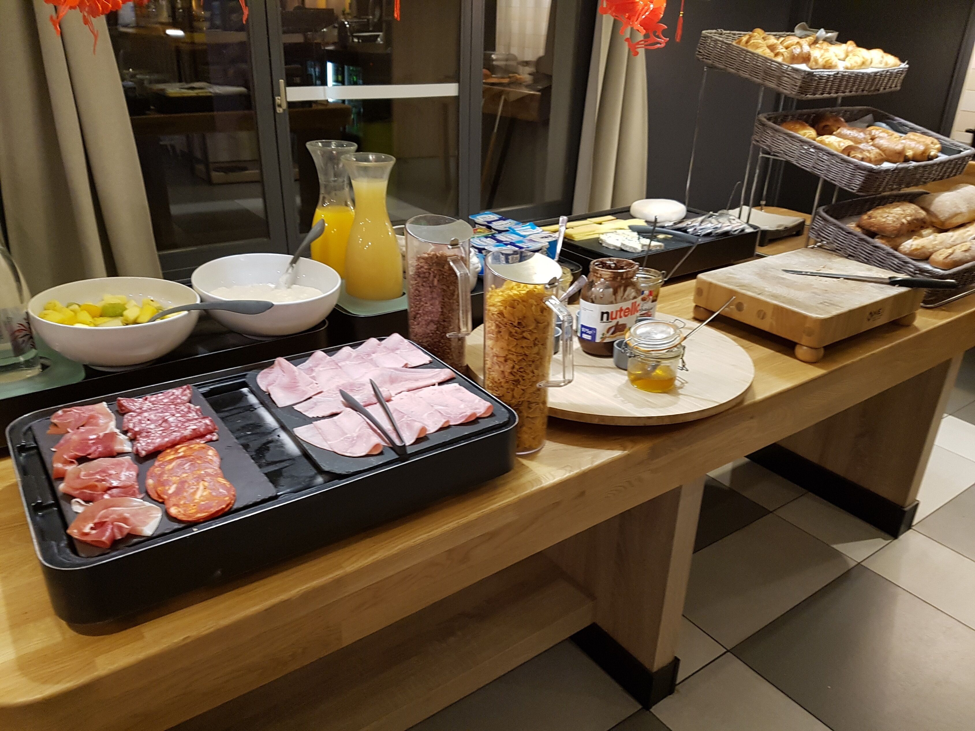 Un bufé de desayuno con diversos alimentos y salsas.