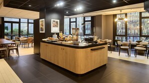 Petit déjeuner, déjeuner et dîner servis sur place