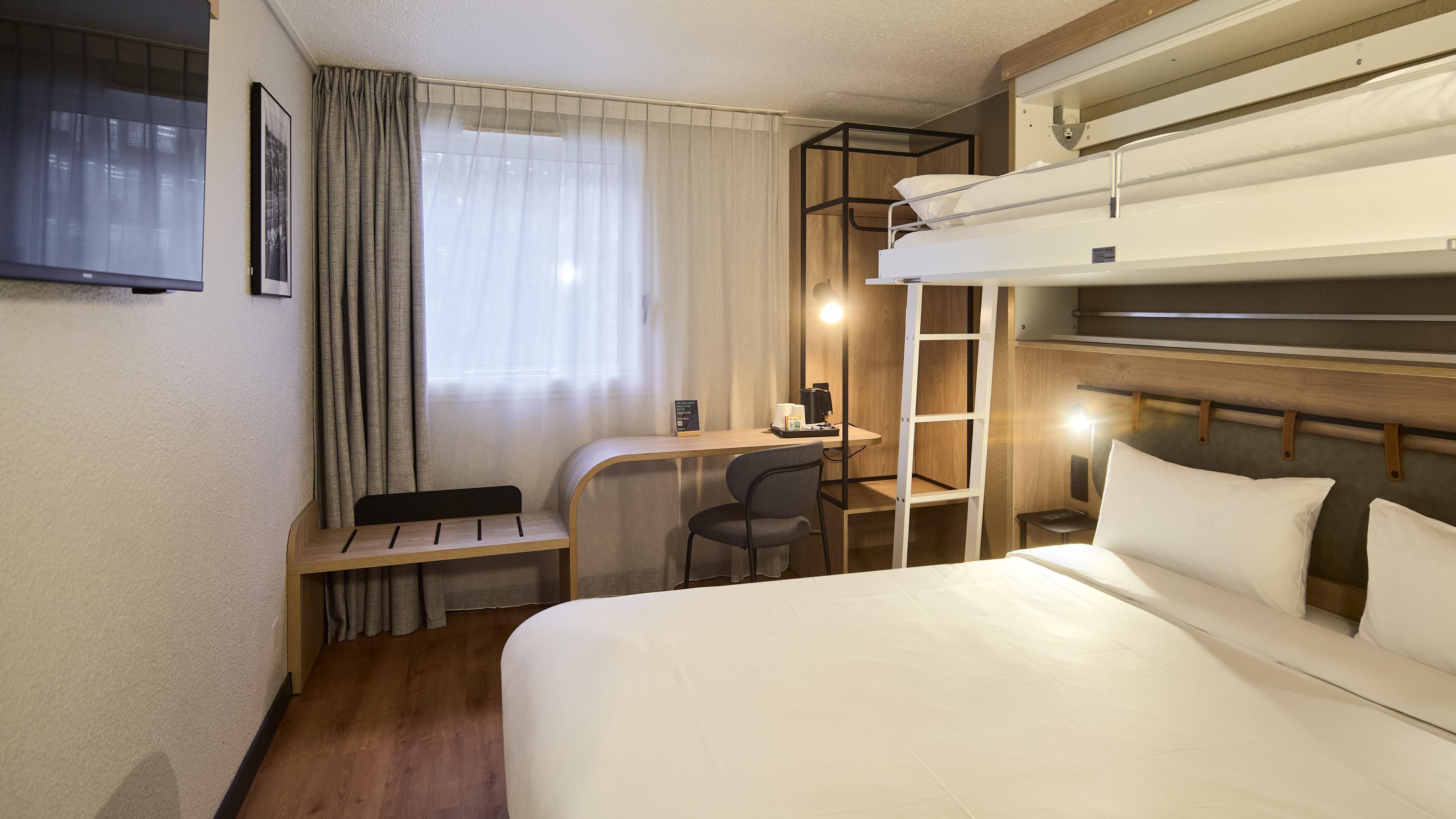 Habitación estándar, varias camas | Ropa de cama de alta calidad, escritorio y cortinas blackout 