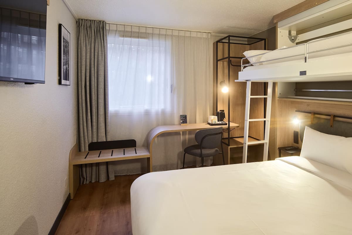 Habitación estándar, varias camas | Ropa de cama de alta calidad, escritorio y cortinas blackout