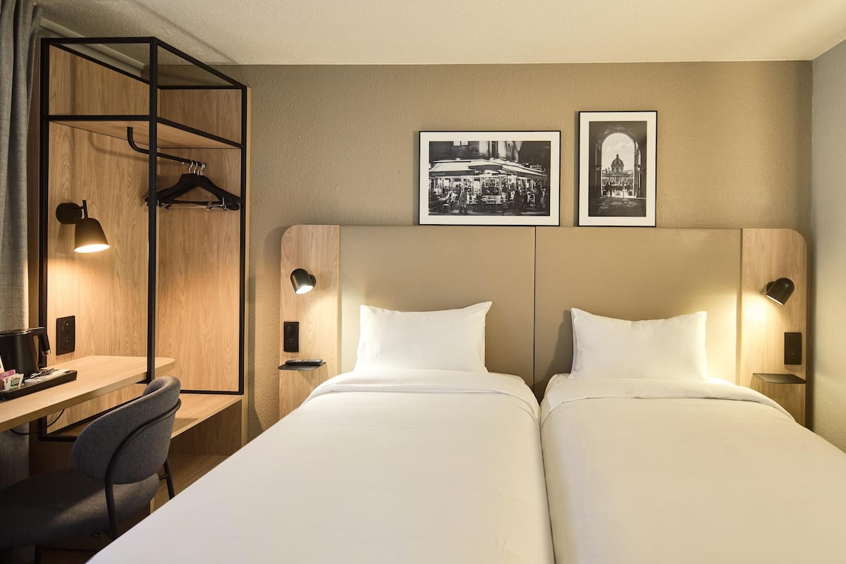 Habitación estándar, 2 camas individuales | Ropa de cama de alta calidad, escritorio y cortinas blackout