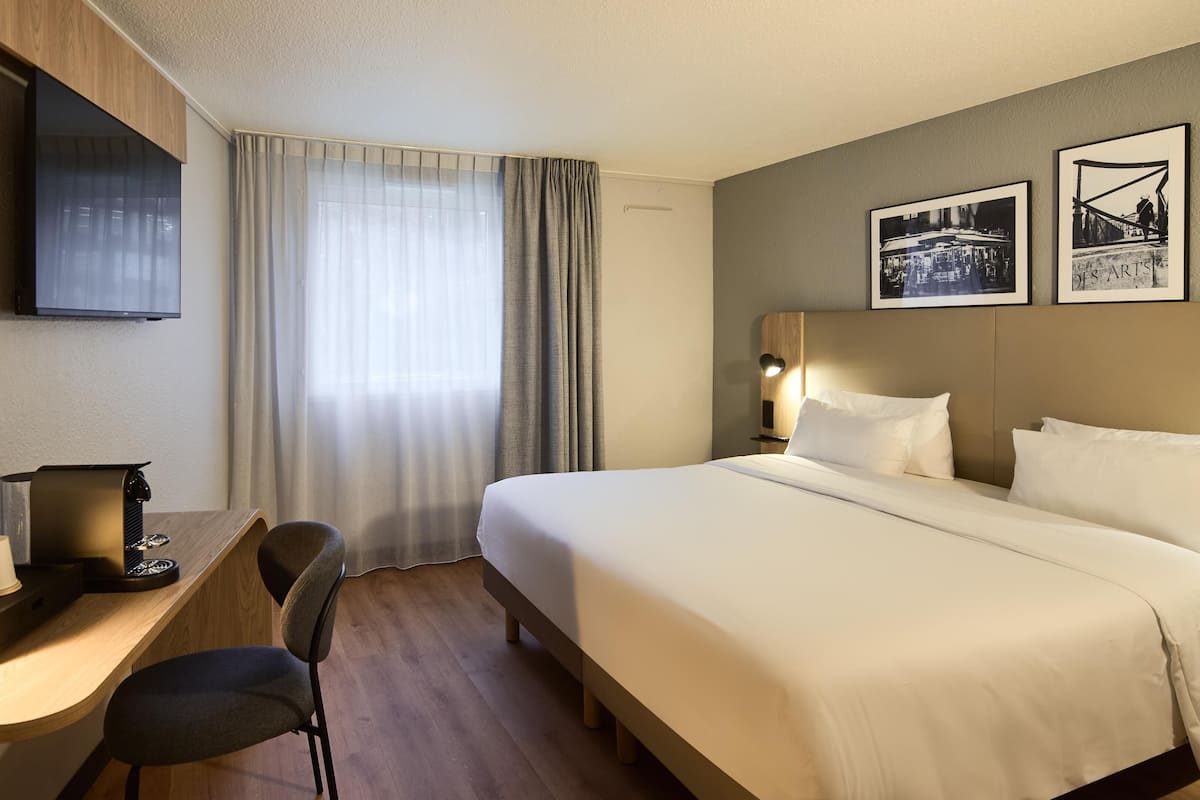 Habitación superior, 1 cama King size | Ropa de cama de alta calidad, escritorio y cortinas blackout