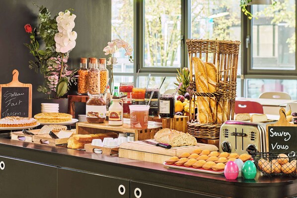Daily buffet breakfast (EUR 16.50 per person) - Campanile PRIME - Arcueil (Arcueil)