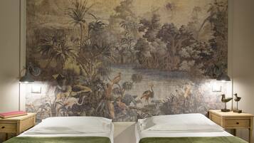 Minibar, caja de seguridad en la habitación y muebles diferentes