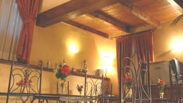 Desayuno buffet diario (EUR 8 por persona)