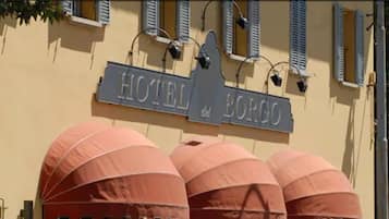 Señal de hotel con el nombre 'HOTEL BORGO' y la silueta de una persona.