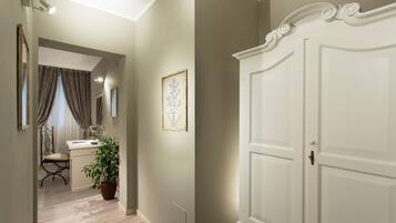 Minibar, caja de seguridad en la habitación y muebles diferentes