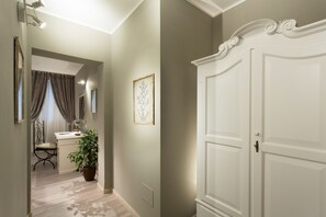 Minibar, caja de seguridad en la habitación y muebles diferentes