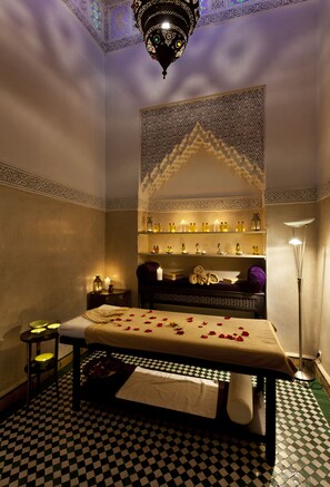 Sauna, hot tub, Turkish bath/hammam, body treatments, aromatherapy