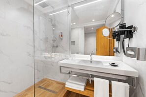 Douche, sèche-cheveux, peignoirs, bidet