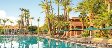Piscina interna, 4 piscinas externas, guarda-sóis, espreguiçadeiras