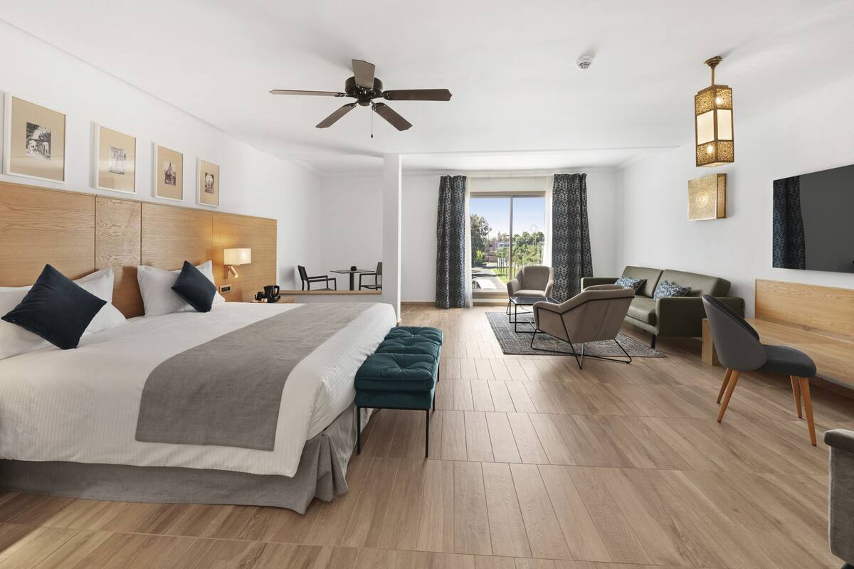 In-room safe, WiFi (free), bed sheets