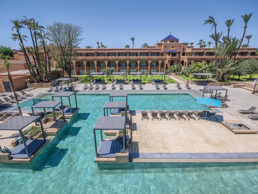 Una piscina techada, 4 piscinas al aire libre, sombrillas