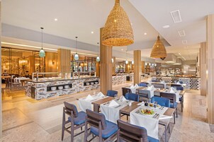 3 restaurantes; se sirven desayunos, almuerzos y cenas