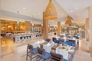 3 restaurants; breakfast, lunch, and dinner served