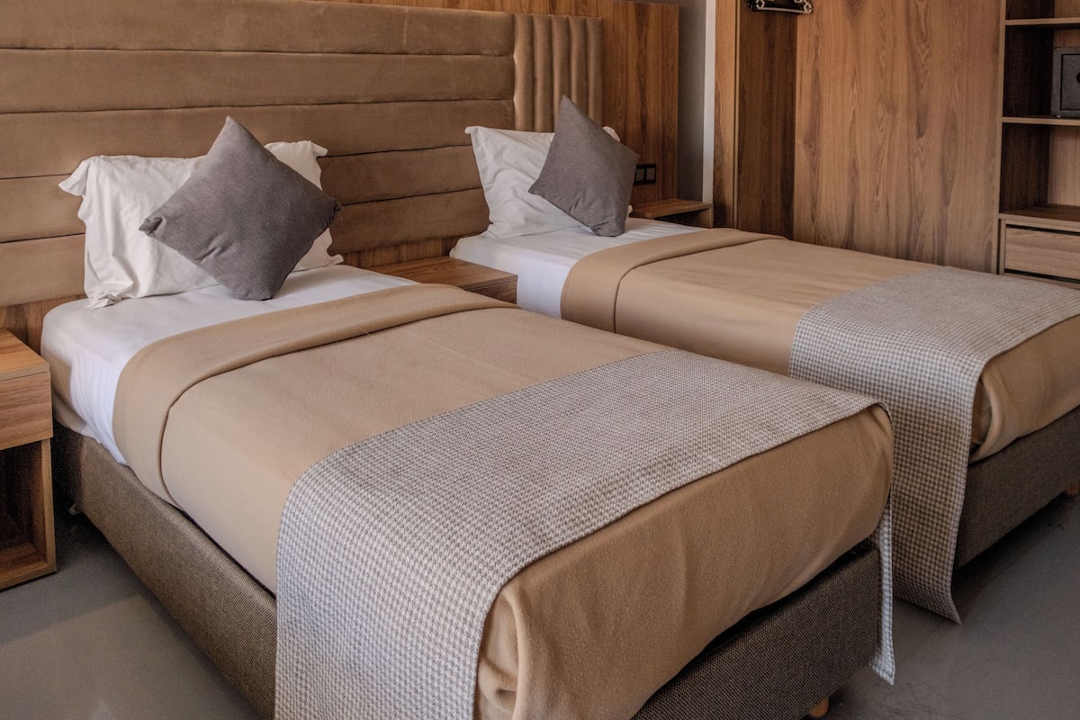 Italienska Frette-lakan, värdeförvaringsskåp på rummet och skrivbord