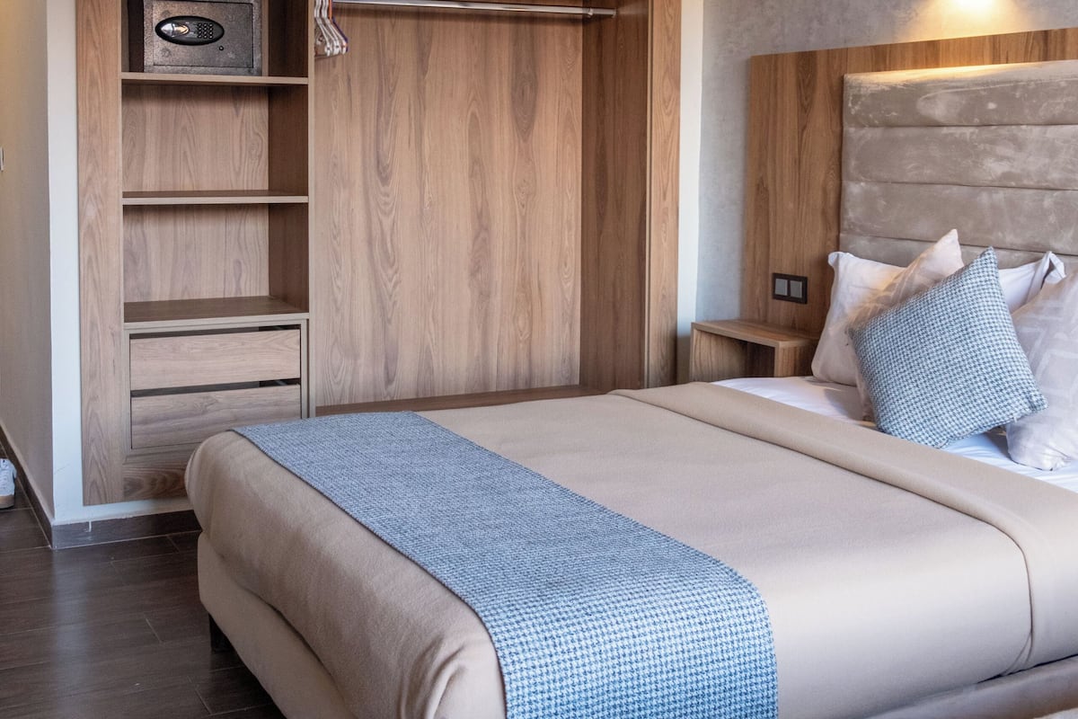 In-room safe, free WiFi, bed sheets