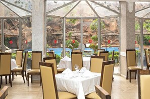 Frühstück, Abendessen, internationale Küche, Blick auf den Pool 