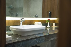 Gratis toiletartikelen, een haardroger, badjassen, handdoeken