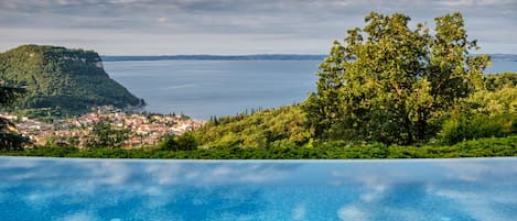 2 AuĂenpools, Sonnenschirme, LiegestĂŒhle