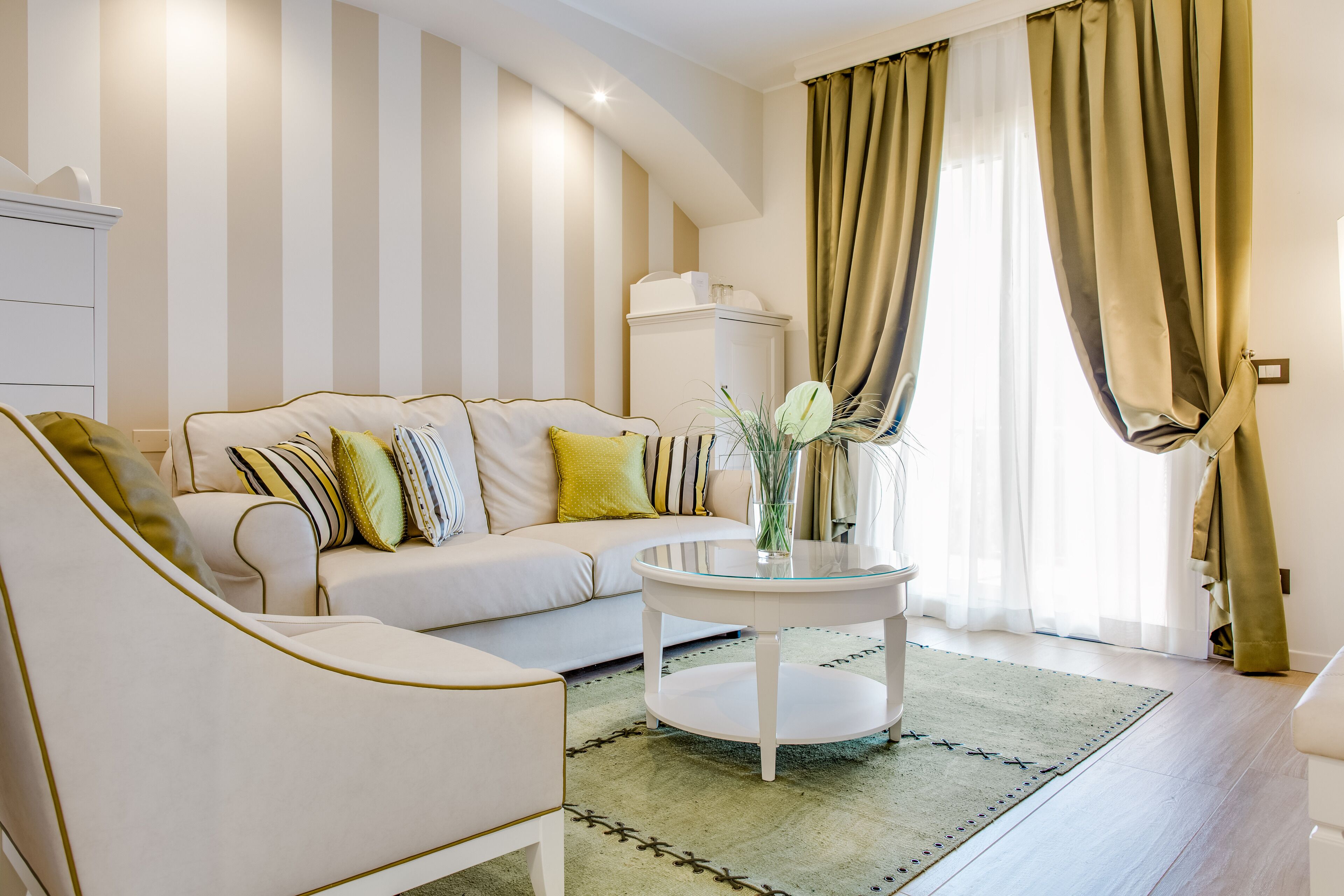 Una sala de estar moderna con un sofá, un sillón y una mesa de centro redonda.