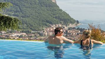 2 piscines extérieures, parasols de plage, chaises longues