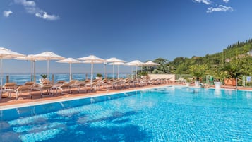2 hồ bơi ngoài trời, dù/ô trên bãi biển/hồ bơi, ghế dài tắm nắng