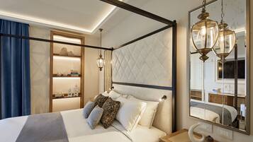 Phòng Suite có tầm nhìn toàn cảnh, quang cảnh hồ (Prestige) | Bộ đồ giường kháng dị ứng, minibar, két bảo mật tại phòng, bàn