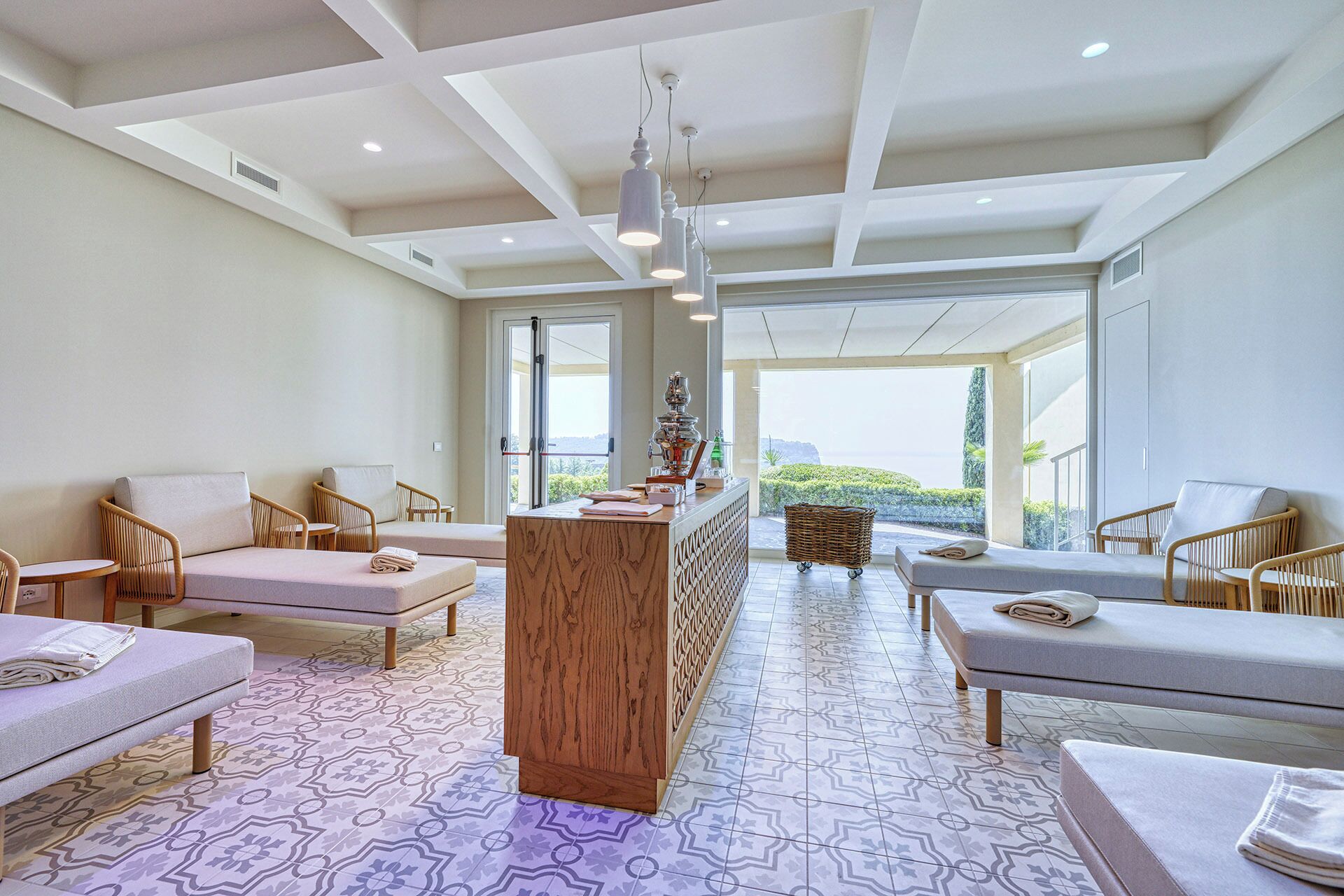 サウナ、ホットタブ、ボディ トリートメント、ホットストーンマッサージ、スポーツ マッサージ、ボディラップ