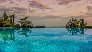 2 piscine all'aperto, ombrelloni da piscina, lettini