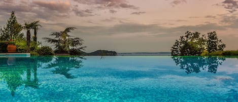 2 piscine all'aperto, ombrelloni da piscina, lettini