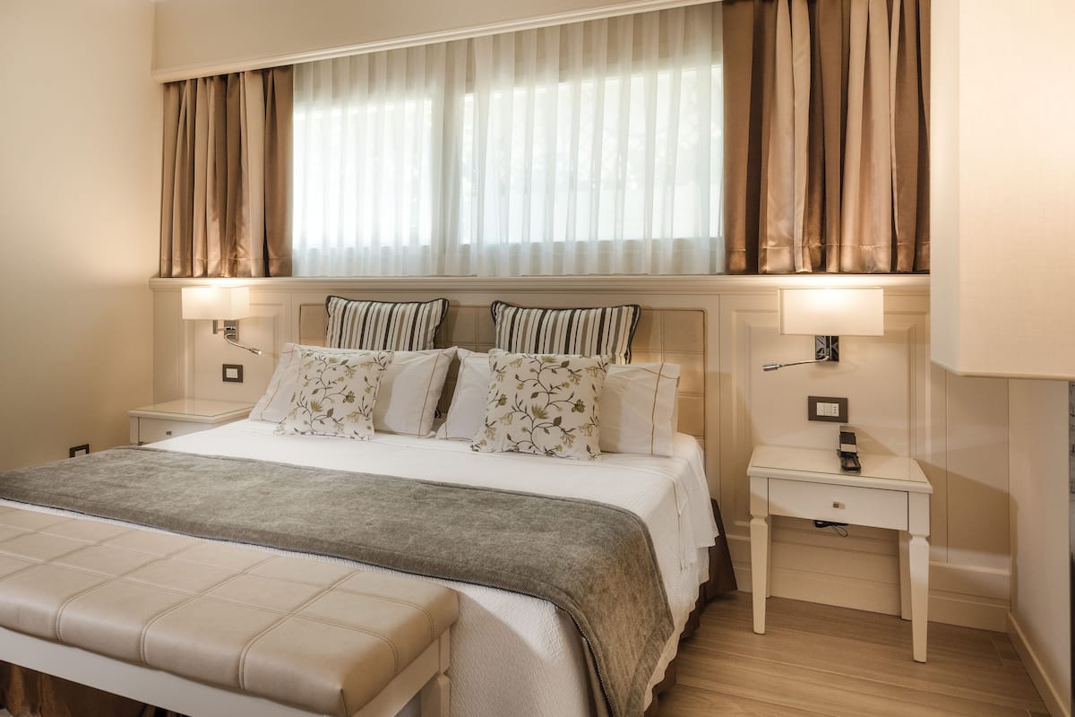 Deluxe Suite, Lake View (Panorama) | Hypo-allergenic bedding available, minibar, in-room safe, desk