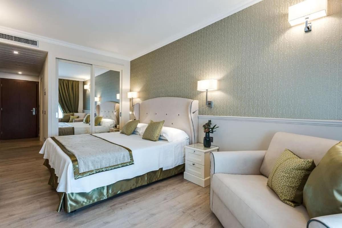 Hypo-allergenic bedding available, minibar, in-room safe, desk