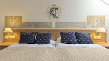 Habitación doble estándar | Minibar, caja de seguridad en la habitación y escritorio