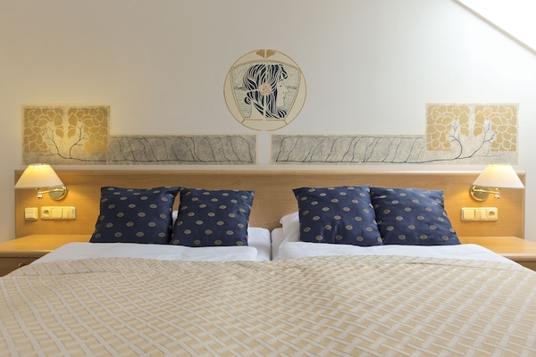 Minibar, caja de seguridad en la habitación y escritorio