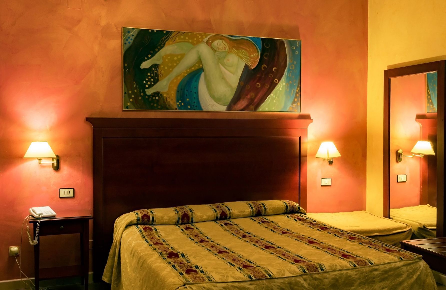 In-room safe, desk, free WiFi