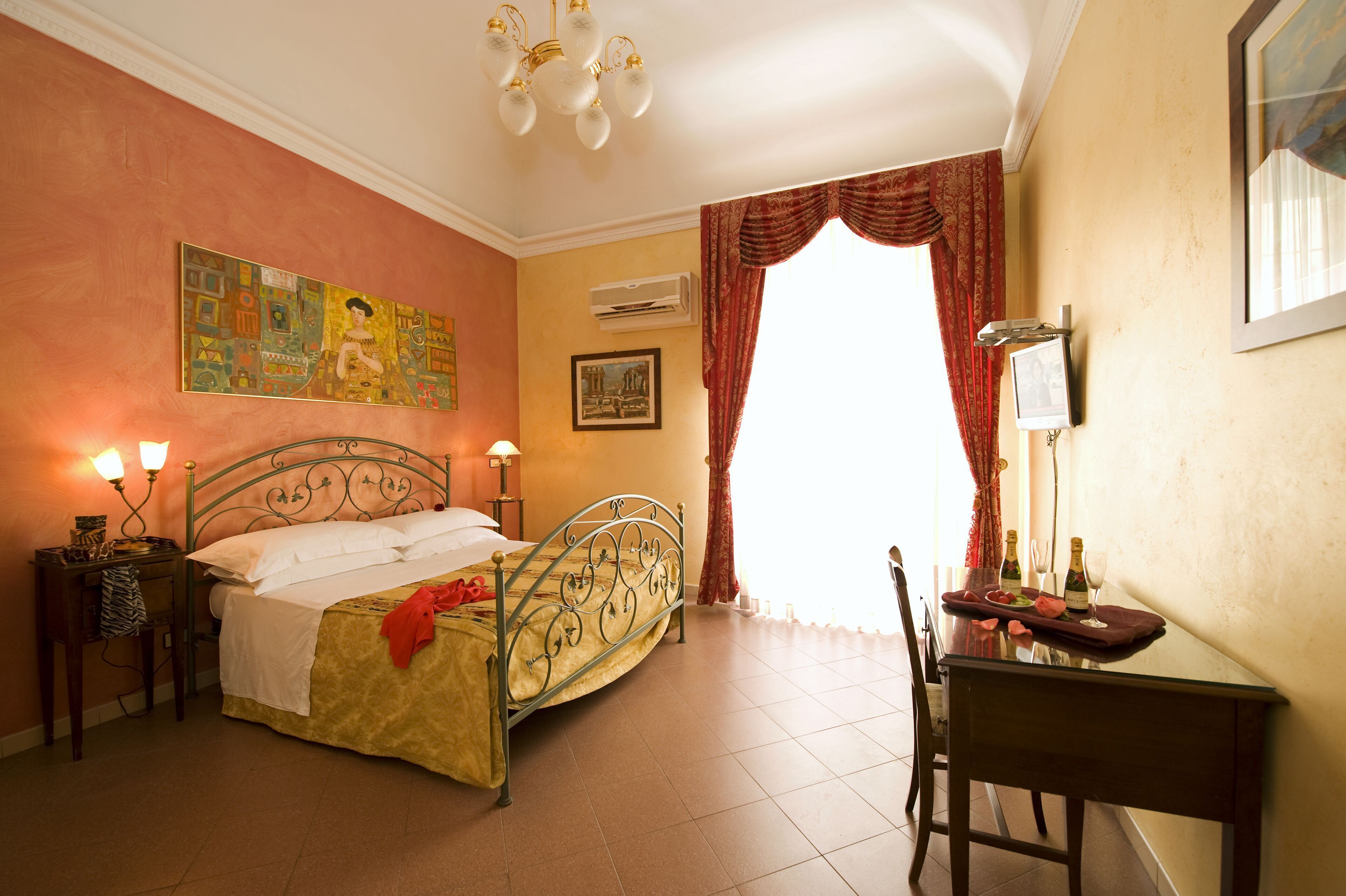 In-room safe, desk, free WiFi