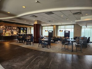 Breakfast and dinner served, American cuisine - Courtyard Silver Spring Downtown (Silver Spring)