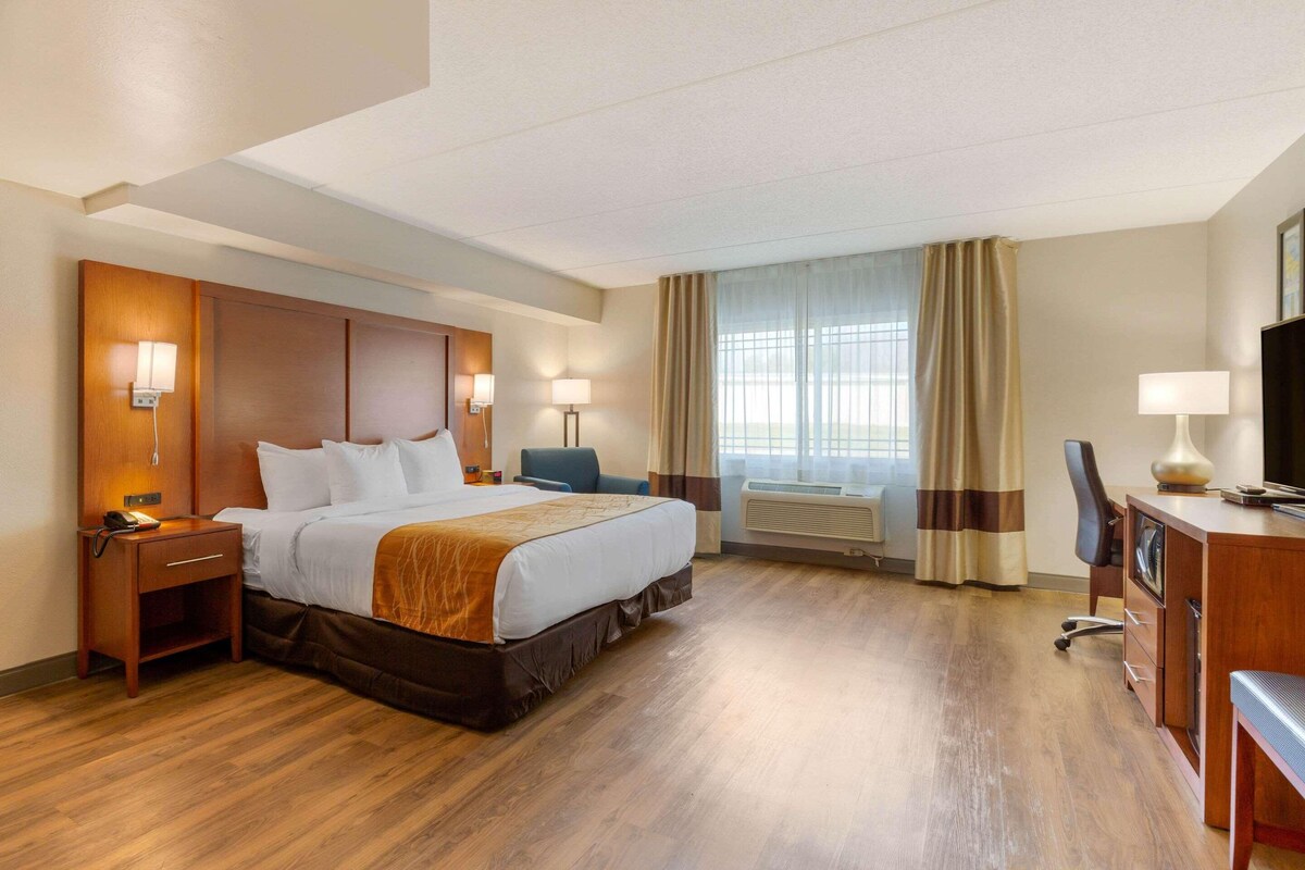 In-room safe, desk, laptop workspace, blackout drapes