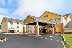 A Comfort Inn hotel with a covered entrance and a parking lot. - Comfort Inn & Suites Milford (Milford)