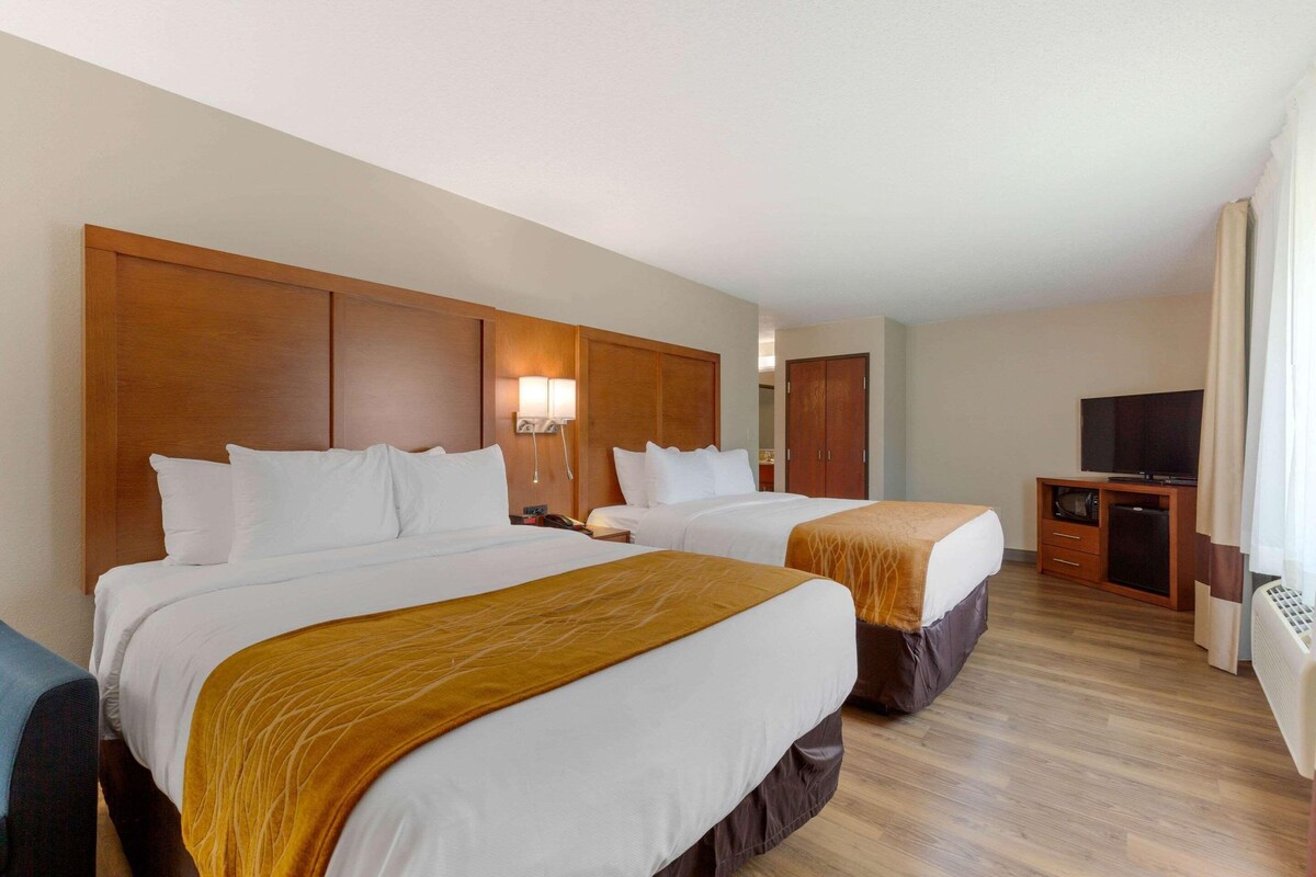 In-room safe, desk, laptop workspace, blackout drapes