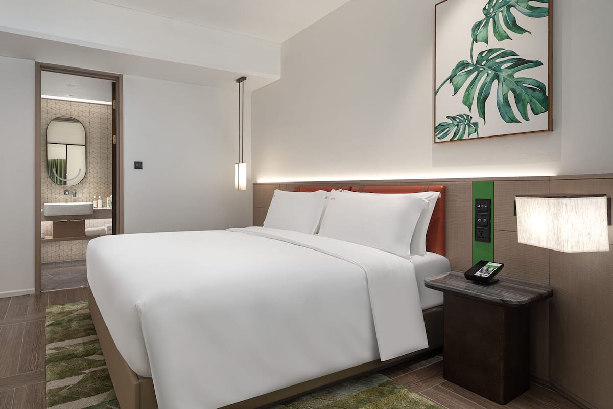 Suite, 2 habitaciones | Edredón, minibar, caja de seguridad en la habitación y escritorio