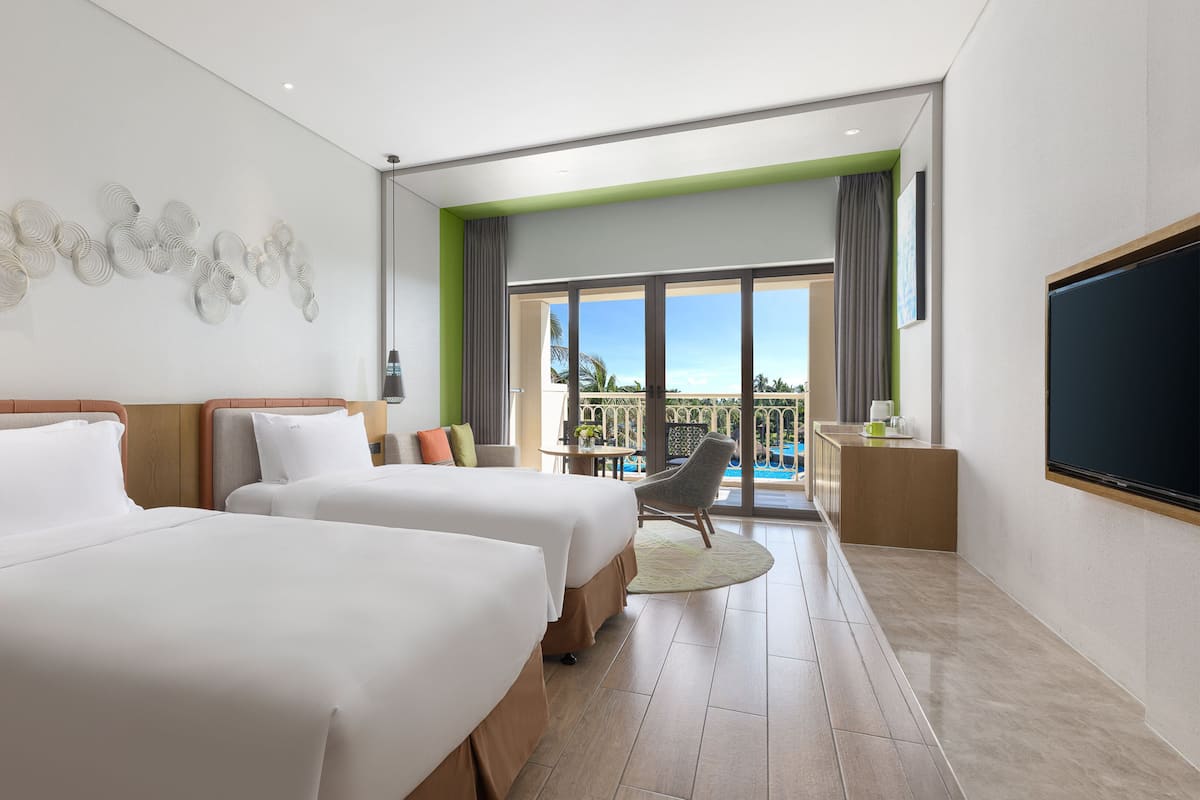 Premium kamer, 2 tweepersoonsbedden, uitzicht op zwembad | Donzen dekbedden, een minibar, een kluis op de kamer, een bureau